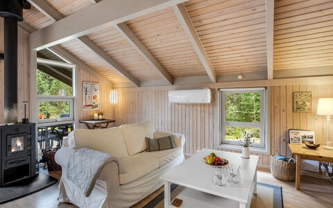 Pia - 685M from the Sea: Hout, Interieur Ontwerp, Plafond, Flooring, Meubilair, Verdieping, Kamer, Woonkamer, Bankstel, Huis