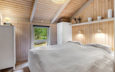 Pia - 685M from the Sea: Slaapkamer, Bed, Hout, Interieur Ontwerp, Meubilair, Plafond, Verdieping, Flooring, Laken, Bedding