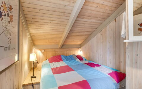 Pia - 685M from the Sea: Interieur Ontwerp, Slaapkamer, Hout, Meubilair, Plafond, Bed, Verdieping, Flooring, Kamer, Laken