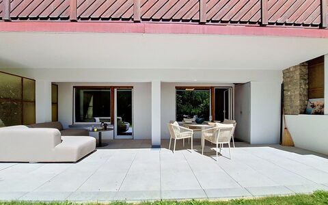 Les Ambassadeurs B 3: Hout, Flooring, Verdieping, Meubilair, Buitenmeubels, Schaduw, Beton, Tuin, Stoel