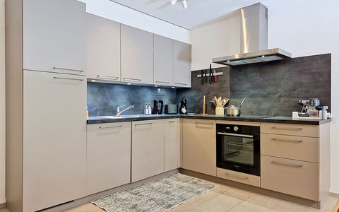 Les Ambassadeurs B 3: Toestel Van De Keuken, Keuken, Countertop, Cabinetry, Meubilair, Major Appliance, Flooring, Interieur Ontwerp, Hout, Huishoudapparatuur