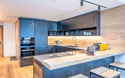 Chesa Zentrum 10B: Keuken, Meubilair, Countertop, Interieur Ontwerp, Flooring, Toestel Van De Keuken, Cabinetry, Verdieping, Hout, Plafond