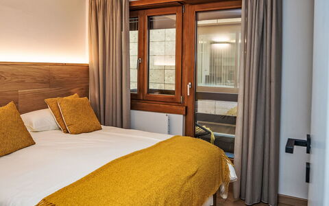 Chesa Zentrum 10B: Interieur Ontwerp, Flooring, Verdieping, Bed, Hout, Slaapkamer, Meubilair, Kamer, Laken, Houten Vloer
