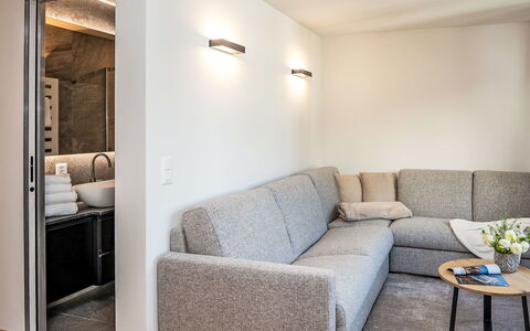 Chesa Zentrum 10B: Interieur Ontwerp, Meubilair, Muur, Flooring, Bankstel, Hout, Verdieping, Woonkamer, Kamer, Plafond