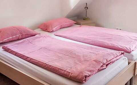 Wellness Retreat Labská: Slaapkamer, Bed, Laken, Hout, Interieur Ontwerp, Linens, Verdieping, Bedding, Textiel, Meubilair