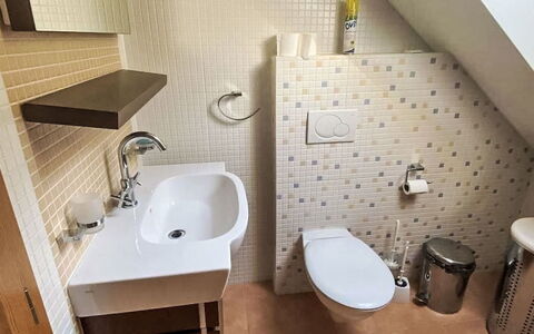 Wellness Retreat Labská: Wastafel In De Badkamer, Loodgieterswerkinrichting, Badkamer, Wastafel, Flooring, Verdieping, Interieur Ontwerp, Kraan, Toilet, Loodgieter