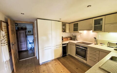 Wellness Retreat Labská: Meubilair, Countertop, Keuken, Flooring, Cabinetry, Interieur Ontwerp, Toestel Van De Keuken, Verdieping, Hout, Houten Vloer
