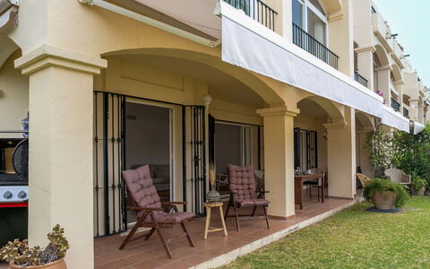 La Quinta Hills: Balkon, Schaduw, Beits, Outdoor Structuur, Buitenmeubels, Veranda, Stoel, Villa, Kamerplant, Hacienda