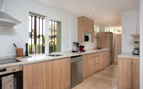 La Quinta Hills: Countertop, Keuken, Toestel Van De Keuken, Flooring, Cabinetry, Interieur Ontwerp, Hout, Wastafel, Verdieping, Meubilair