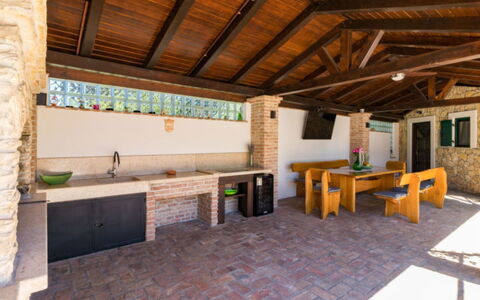 Villa Dominique: Plafond, Schaduw, Countertop, Toevlucht, Stoel, Keuken, Beits, Steen, Tegel, Outdoor Structuur