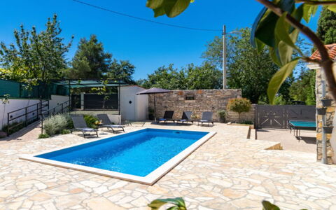 Villa Dominique: Toevlucht, Zwembad, Flagstone, Buitenmeubels, Schaduw, Eco Hotel, Stoel, Villa, Paraplu, Hotel