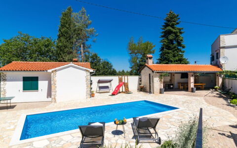 Villa Dominique: Zwembad, Vrije Tijd, Landgoed, Toevlucht, Flagstone, Buitenmeubels, Villa, Vakantie, Eco Hotel, Paraplu