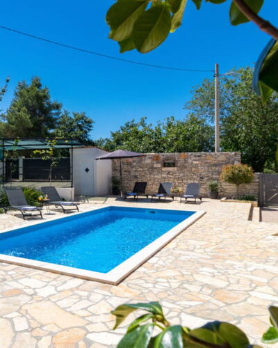 Villa Dominique: Toevlucht, Zwembad, Flagstone, Buitenmeubels, Schaduw, Eco Hotel, Stoel, Villa, Paraplu, Hotel