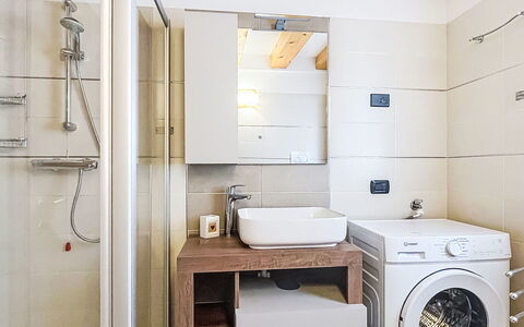 Rugia: Interieur Ontwerp, Flooring, Verdieping, Muur, Loodgieterswerkinrichting, Hout, Wastafel, Badkamer, Plafond, Kamer