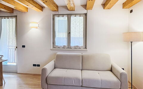 Rugia: Meubilair, Interieur Ontwerp, Flooring, Muur, Hout, Verdieping, Kamer, Bankstel, Plafond, Woonkamer