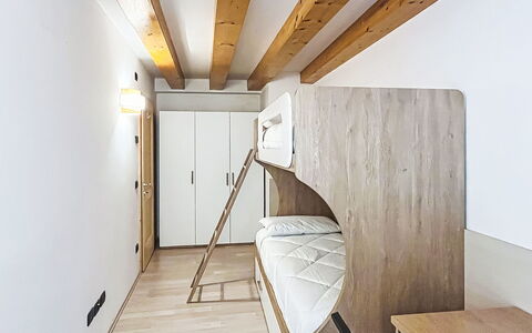 Rugia: Hout, Flooring, Interieur Ontwerp, Verdieping, Plafond, Slaapkamer, Appartement, Bed, Kamer, Bed Frame