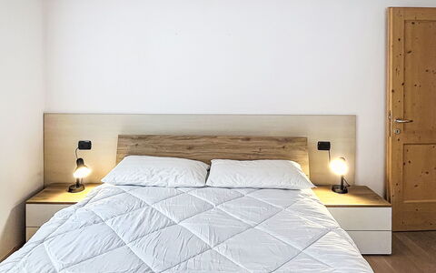 Rugia: Bed, Meubilair, Slaapkamer, Muur, Interieur Ontwerp, Bedding, Hout, Laken, Flooring, Verdieping