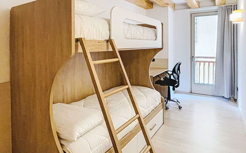 Rugia: Hout, Bed, Slaapkamer, Stapelbed, Interieur Ontwerp, Verdieping, Flooring, Bedding, Laken, Bed Frame