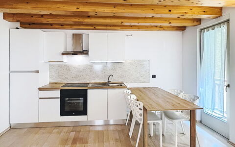 Rugia: Meubilair, Interieur Ontwerp, Flooring, Verdieping, Houten Vloer, Keuken, Hout, Countertop, Plafond, Kamer