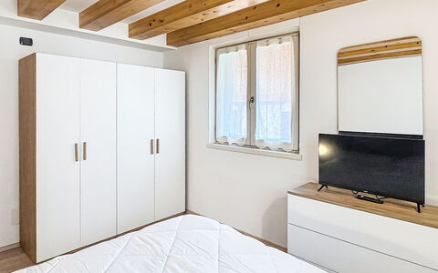 Rugia: Meubilair, Interieur Ontwerp, Flooring, Hout, Slaapkamer, Bed, Verdieping, Kamer, Plafond, Verlichting
