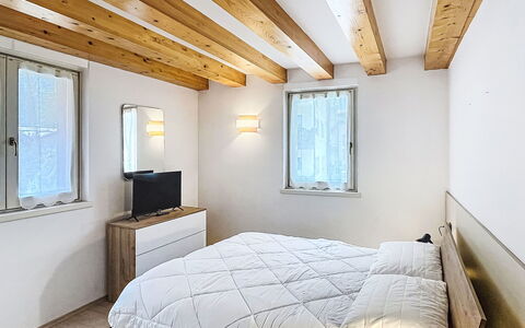 Rugia: Muur, Interieur Ontwerp, Hout, Slaapkamer, Bed, Flooring, Verdieping, Plafond, Meubilair, Kamer