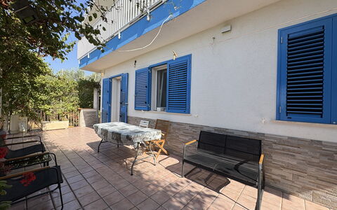 La Casa dei Melograni: Blauw, Buitenmeubels, Schaduw, Kamerplant, Stoel, Bloempot, Buitentafel, Balkon, Keuken En Eettafel, Daylighting