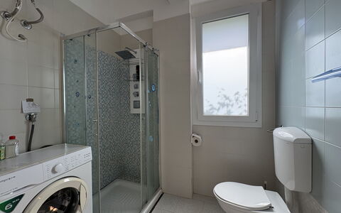 La Casa dei Melograni: Badkamer, Loodgieterswerkinrichting, Flooring, Interieur Ontwerp, Verdieping, Toilet, Wc Bril, Wastafel, Wastafel In De Badkamer, Kraan