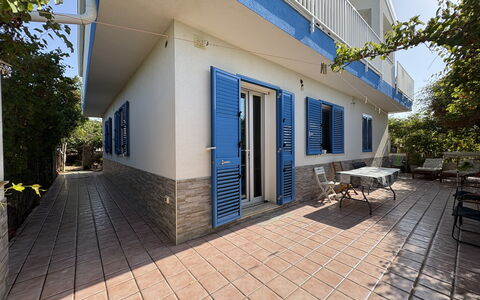 La Casa dei Melograni: Deur, Balkon, Veranda, Schaduw, Kamerplant, Daylighting, Buitenmeubels, Villa