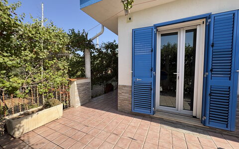 La Casa dei Melograni: Deur, Bloempot, Kamerplant, Home Deur, Schaduw, Beits, Balkon, Tegel