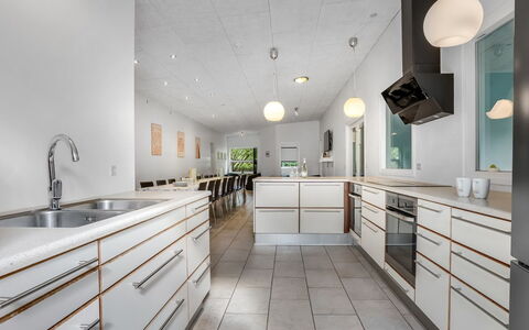 Carlina - from the Sea: Keuken, Interieur Ontwerp, Flooring, Countertop, Plafond, Hout, Lichte Inrichting, Verdieping, Cabinetry, Meubilair