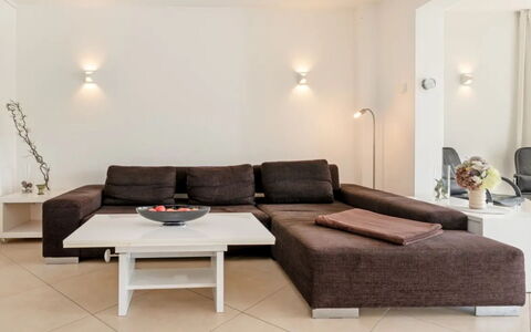 Am Seeufer: Meubilair, Bankstel, Interieur Ontwerp, Flooring, Hout, Woonkamer, Verdieping, Huis, Tafel, Houten Vloer