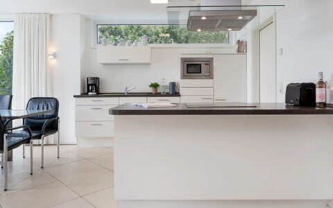 Am Seeufer: Interieur Ontwerp, Meubilair, Flooring, Countertop, Keuken, Verdieping, Plafond, Cabinetry, Lichte Inrichting, Verlichting