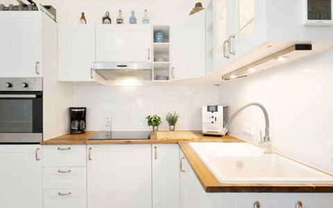 Meeresblick Ankerplatz 84: Keuken, Countertop, Cabinetry, Toestel Van De Keuken, Hout, Loodgieterswerkinrichting, Meubilair, Flooring, Major Appliance, Interieur Ontwerp