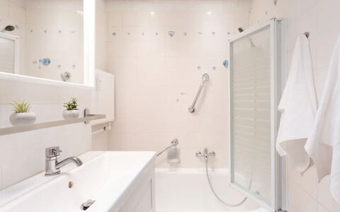 Meeresblick Ankerplatz 84: Badkamer, Loodgieterswerkinrichting, Bad, Interieur Ontwerp, Flooring, Muur, Verdieping, Kraan, Wastafel, Loodgieter