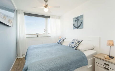 Meeresblick Ankerplatz 84: Bed, Slaapkamer, Meubilair, Laken, Bedding, Interieur Ontwerp, Hout, Plafond, Linens, Verdieping