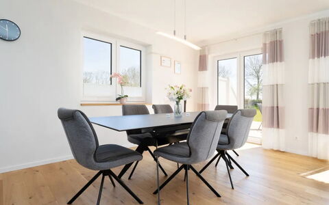 Reiterhof Rickert Glücksklee: Meubilair, Flooring, Interieur Ontwerp, Verdieping, Stoel, Tafel, Houten Vloer, Keuken En Eettafel, Woonkamer