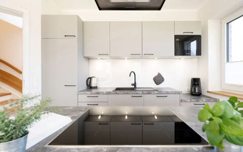 Reiterhof Rickert Glücksklee: Keuken, Countertop, Toestel Van De Keuken, Interieur Ontwerp, Cabinetry, Meubilair, Flooring, Hout, Plafond, Lichte Inrichting