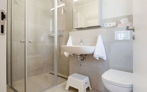 Reiterhof Rickert Glücksklee: Flooring, Interieur Ontwerp, Verdieping, Badkamer, Loodgieterswerkinrichting, Toilet, Kamer, Plafond, Wastafel, Loodgieter