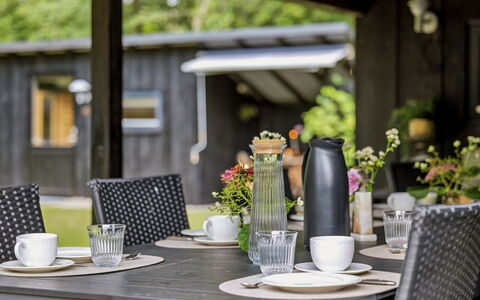 Gesine - 20Km to the Fjord: Meubilair, Buitenmeubels, Tafel, Buitentafel, Stoel, Bloempot, Tableware, Keuken En Eettafel, Tuin, Patio