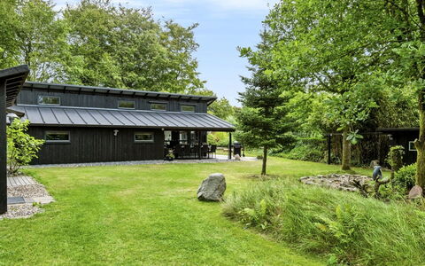Gesine - 20Km to the Fjord: Gras, Struik, Huis, Dak, Land Lot, Groundcover, Tuin, Verblijf, Gazon, De Lente