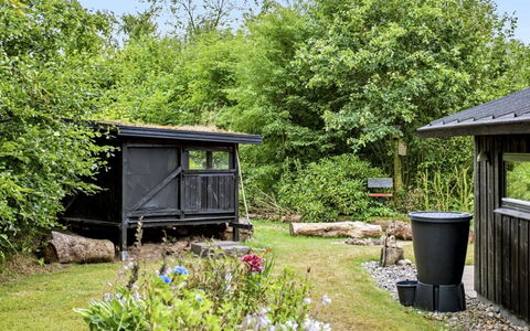 Gesine - 20Km to the Fjord: Struik, Tuin, Plantengemeenschap, Groundcover, Garden Gebouwen, Verblijf, Schuur, Backyard, Schaduw, Outdoor Structuur