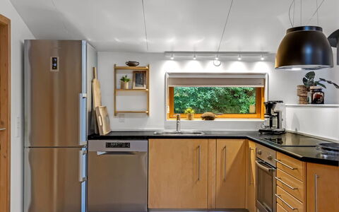 Gesine - 20Km to the Fjord: Toestel Van De Keuken, Keuken, Major Appliance, Countertop, Hout, Meubilair, Huishoudapparatuur, Interieur Ontwerp, Cabinetry, Flooring