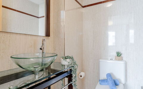 Oliva Nova Cabagua: Loodgieterswerkinrichting, Badkamer, Interieur Ontwerp, Wastafel In De Badkamer, Wastafel, Flooring, Kraan, Verdieping, Countertop, Spiegel