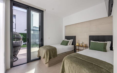 Villa Esencia: Flooring, Verdieping, Interieur Ontwerp, Meubilair, Bed, Slaapkamer, Bedding, Appartement, Bed Frame, Plafond