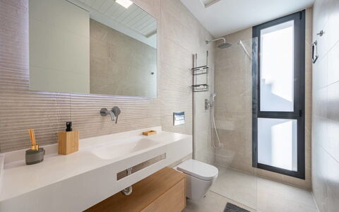 Villa Esencia: Badkamer, Interieur Ontwerp, Loodgieterswerkinrichting, Wastafel In De Badkamer, Flooring, Muur, Spiegel, Badkamerkast, Wastafel, Verdieping