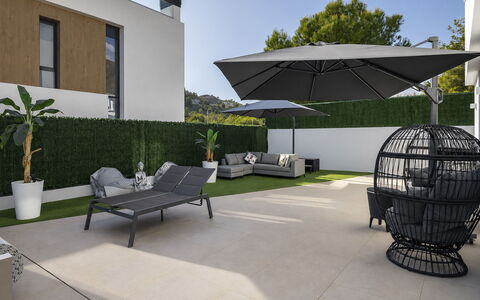 Villa Esencia: Meubilair, Buitenmeubels, Stoel, Verdieping, Flooring, Tuin, Buitentafel, Patio, Schaduw, Landscaping
