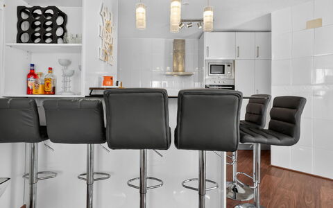 Titanic: Meubilair, Interieur Ontwerp, Barkruk, Keuken, Flooring, Stoel, Countertop, Huis, Verlichting, Cabinetry