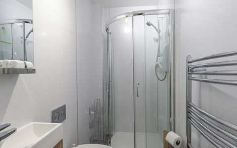 Ballinreich: Interieur Ontwerp, Loodgieterswerkinrichting, Badkamer, Flooring, Muur, Verdieping, Wastafel, Wastafel In De Badkamer, Kraan, Kamer