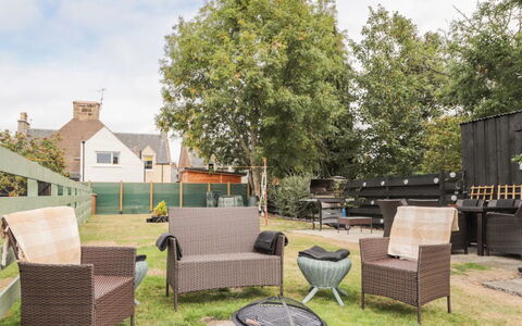 Ballinreich: Meubilair, Buitenmeubels, Stoel, Tafel, Buitentafel, Tuin, Land Lot, Koffietafel, Groundcover, Backyard