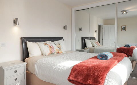 Ballinreich: Bed, Meubilair, Bedding, Interieur Ontwerp, Slaapkamer, Laken, Kamer, Flooring, Linens, Plafond